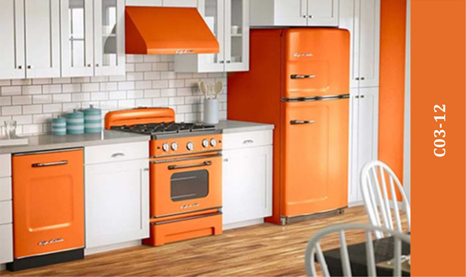 bucatarie alba si electrocasnice portocali